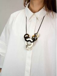 Collier destructuré en corne avec laque et laiton