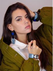 Totem hoop earrings 85 in black horn and Blue lacquer