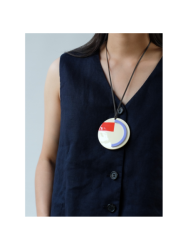 Pendentif en corne et laque tricolore