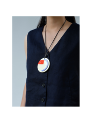 Pendentif en corne et laque tricolore