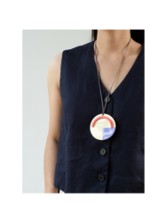 Pendentif en corne et laque tricolore