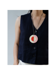 Pendentif en corne et laque tricolore