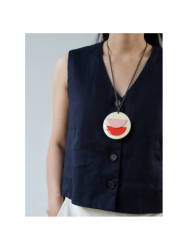 Pendentif en corne et laque tricolore
