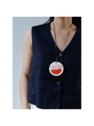 Pendentif en corne et laque tricolore
