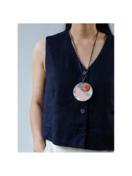 Pendentif en corne et laque bicolore