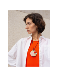 Pendentif en corne et laque bicolore
